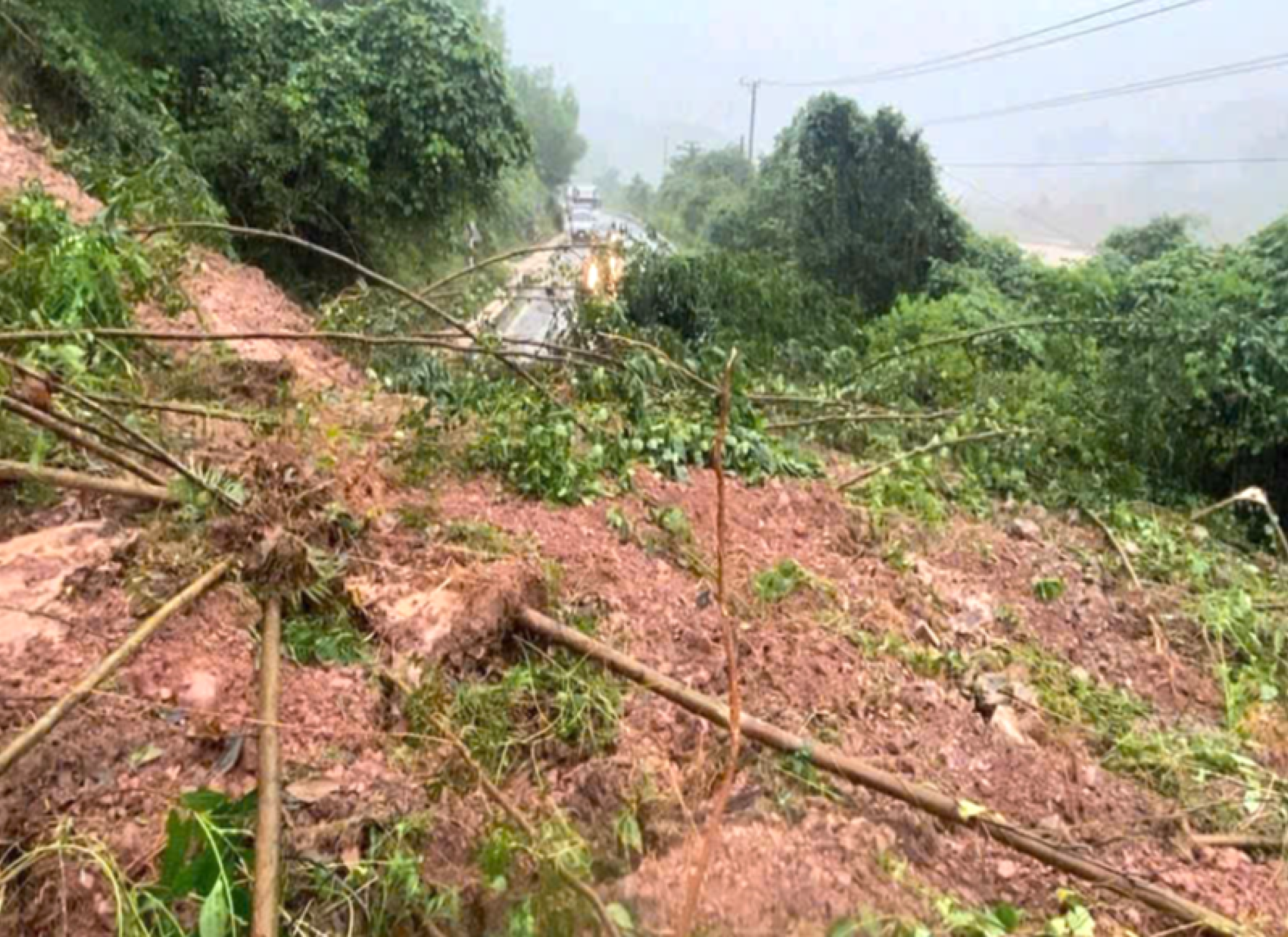数万立方米土石倾泻至胡志明路,夜间努力疏通罗索山口